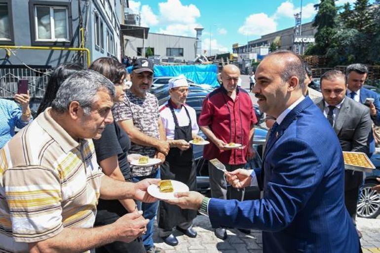 Bakan Kacır, fabrika işçileri ile bayramlaştı