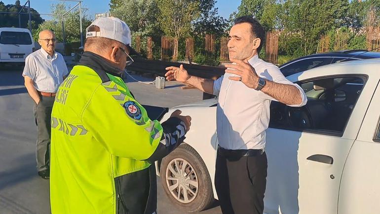 Kontrol noktasında durdurulan sürücülere polisten derin nefes alıp rahatlayın tavsiyesi