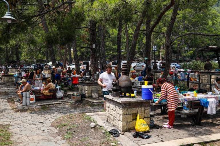 Antalyada bayramda mesire alanlarına yoğun ilgi