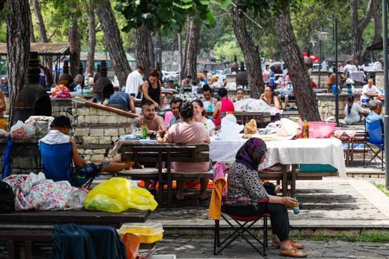 Antalyada bayramda mesire alanlarına yoğun ilgi