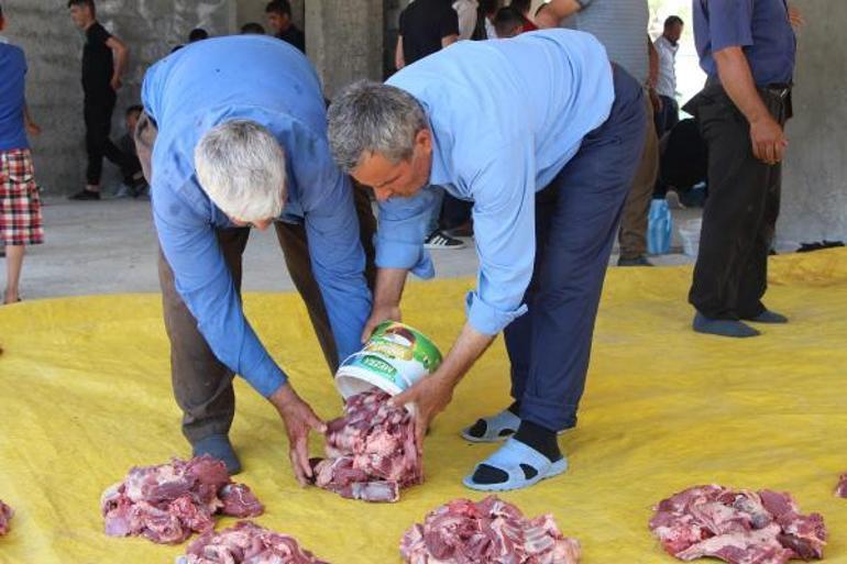 3 asırlık gelenekle, 1,5 ton eti, her aileye eşit dağıttılar