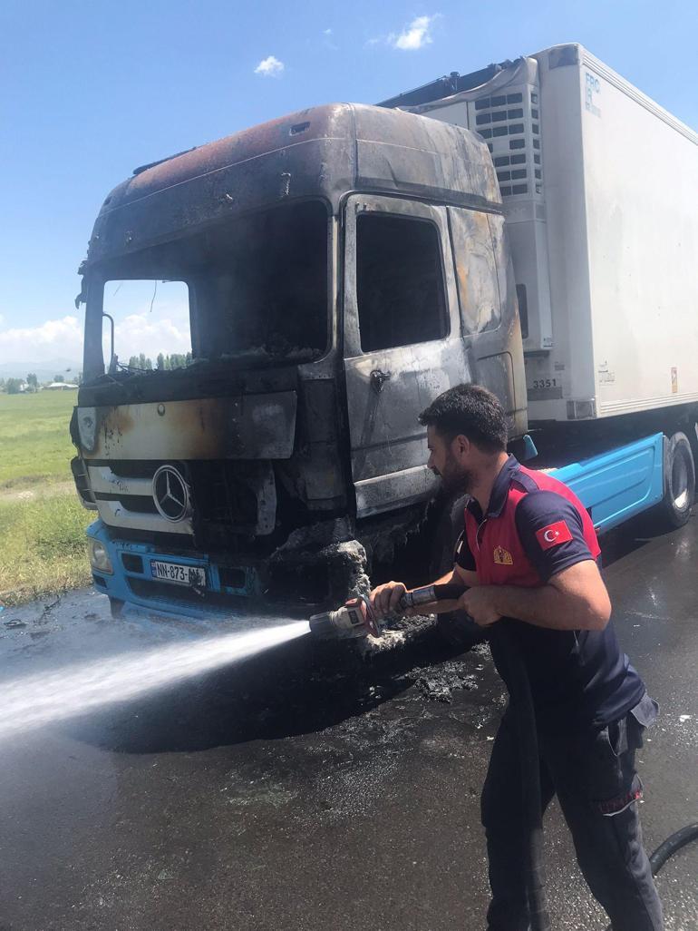 Ağrıda seyir halindeki TIR yandı