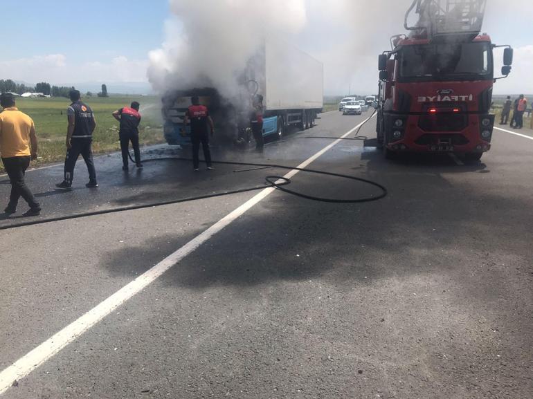 Ağrıda seyir halindeki TIR yandı