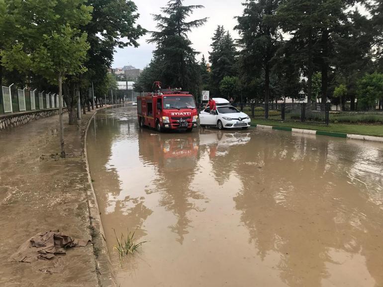 Amasyada sel sularının ortasında mahsur kalan aileyi itfaiye ekipleri kurtardı