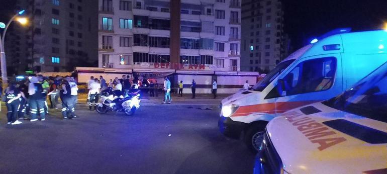 Diyarbakırda otomobil, çarptığı hafif ticari araç ile alışveriş merkezine girdi: 1 ölü, 7 yaralı