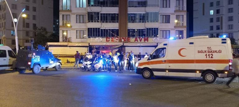 Diyarbakırda otomobil, çarptığı hafif ticari araç ile alışveriş merkezine girdi: 1 ölü, 7 yaralı