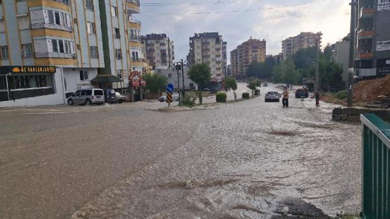 Kadirlide sağanak; cadde ve sokaklar suyla doldu, Sumbas yolu kapandı