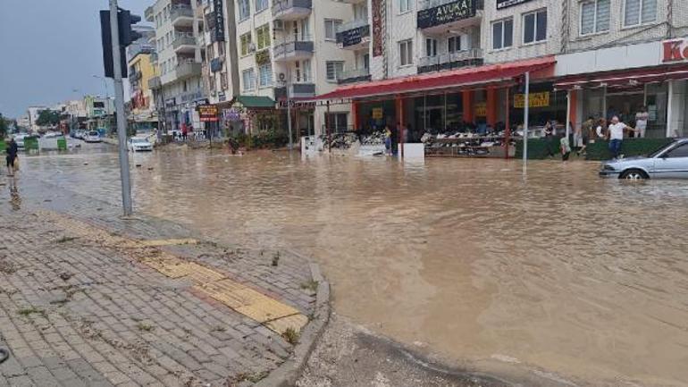 Kadirlide sağanak; cadde ve sokaklar suyla doldu, Sumbas yolu kapandı