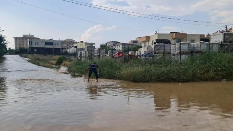 Kadirlide sağanak; cadde ve sokaklar suyla doldu, Sumbas yolu kapandı