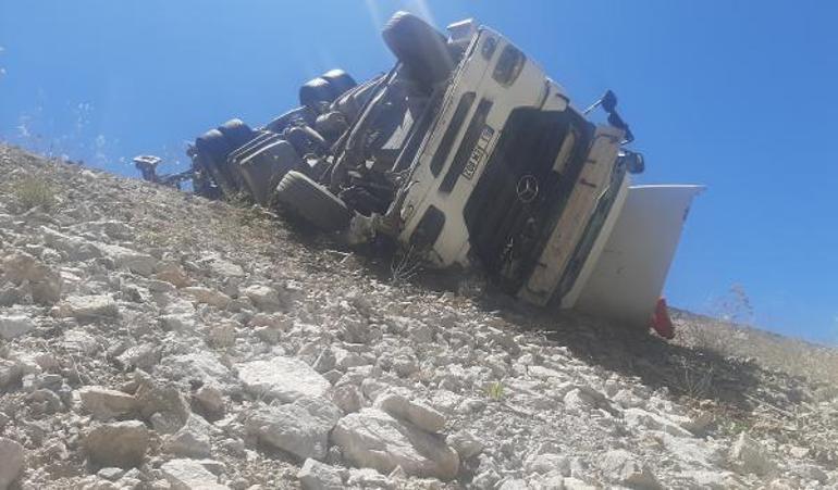 Kahramanmaraşta TIR devrildi; yol 2 saat kapandı