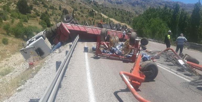 Kahramanmaraşta TIR devrildi; yol 2 saat kapandı