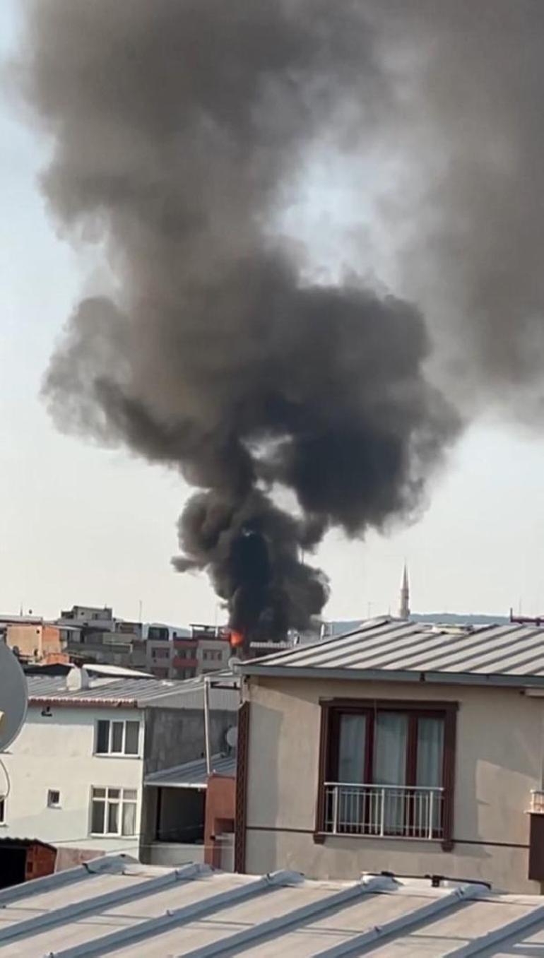 Bursada muhtarın evinde yangın çıktı, meraklı kalabalık sokağa döküldü