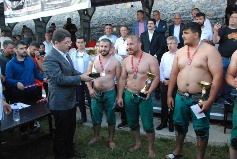 Bakan Tunç, Karakucak güreşlerine katıldı