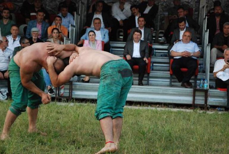 Bakan Tunç, Karakucak güreşlerine katıldı