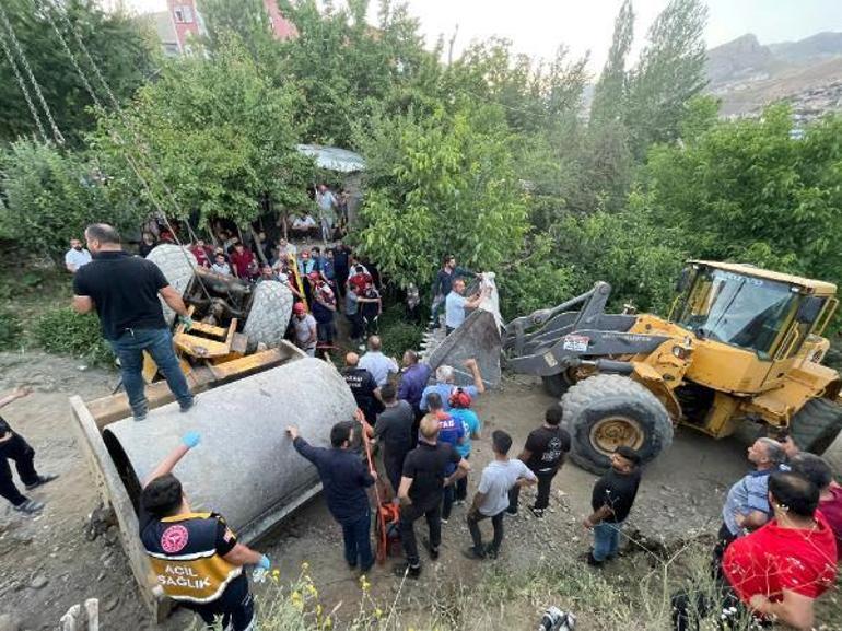 Şarampole devrilen silindirdeki baba ve bir oğlu araçtan atladı, diğer çocuğu yaralandı