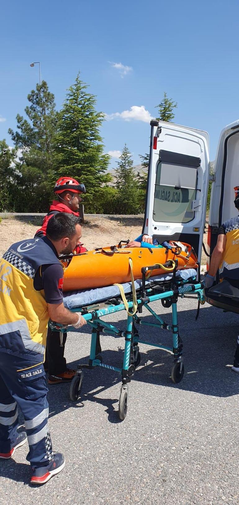 Demirkazıka tırmanırken düşünce ayağı kırılan dağcıya helikopterli kurtarma