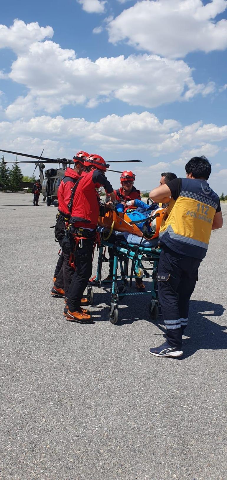 Demirkazıka tırmanırken düşünce ayağı kırılan dağcıya helikopterli kurtarma