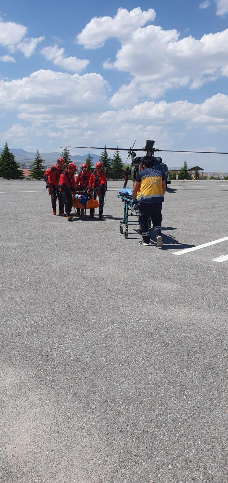 Demirkazıka tırmanırken düşünce ayağı kırılan dağcıya helikopterli kurtarma