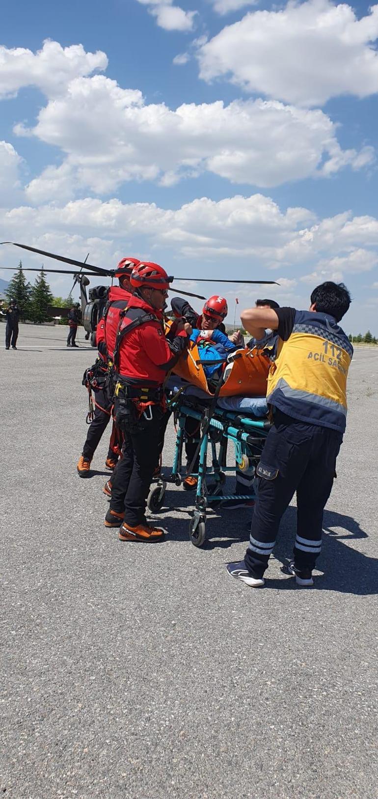 Demirkazıka tırmanırken düşünce ayağı kırılan dağcıya helikopterli kurtarma