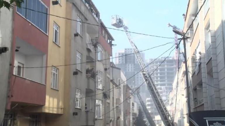 Esenyurt’ta çatıda çıkan yangın beş binanın çatısına sıçradı