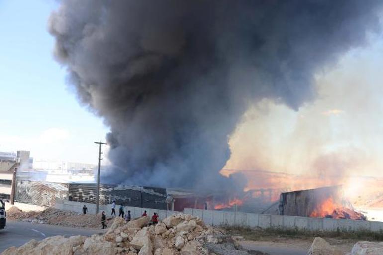 Gaziantep’te fabrika yangını; 10 kişi dumandan etkilendi