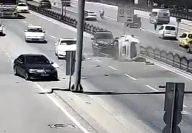 Konyada karşı şeride geçen minibüs, 2 araca çarptı: 1 ölü, 4 yaralı