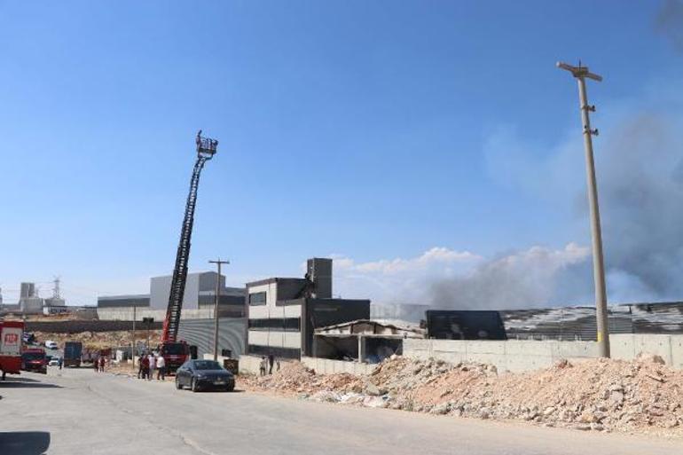 Gaziantep’te fabrika yangını; 10 kişi dumandan etkilendi