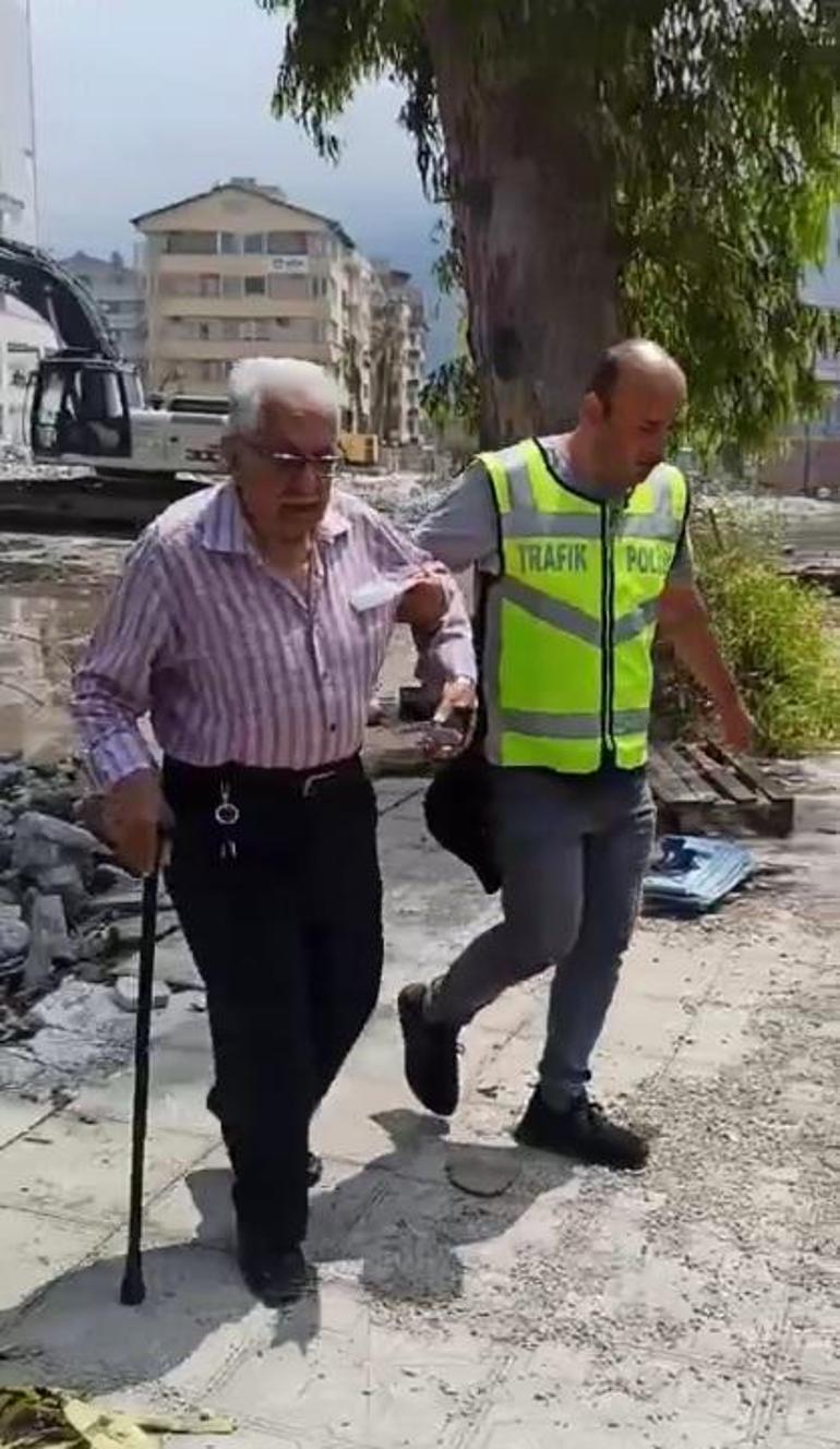 Su basan caddede depremzedeyi sırtında taşıyan polis: Görevimi yaptım