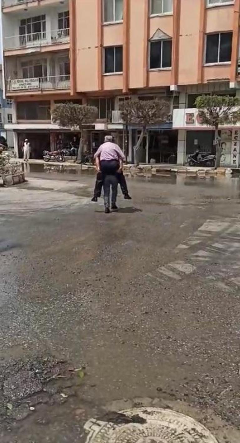 Su basan caddede depremzedeyi sırtında taşıyan polis: Görevimi yaptım