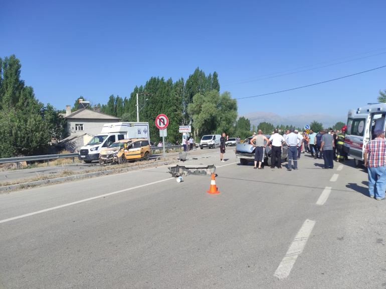 Taksi ile otomobil çarpıştı: 1 ölü, 1 yaralı