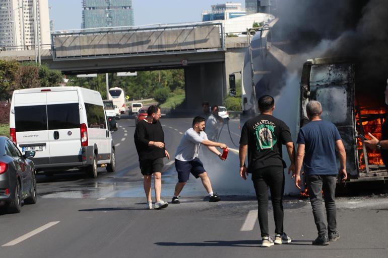 Ankarada seyir halinde alev alan minibüs yandı