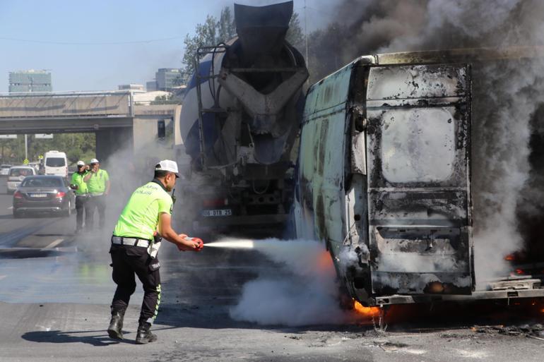 Ankarada seyir halinde alev alan minibüs yandı