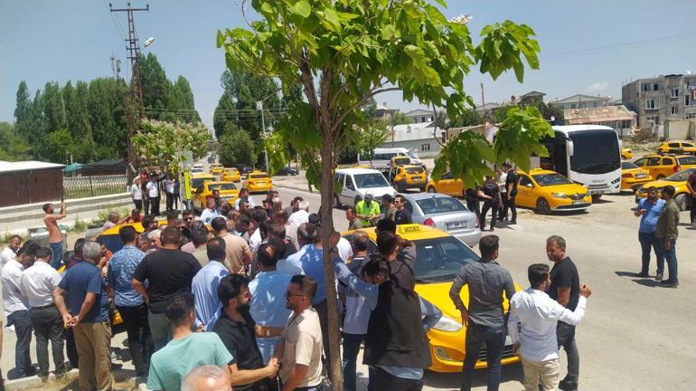 Vandaki taksiciler kontak kapattı