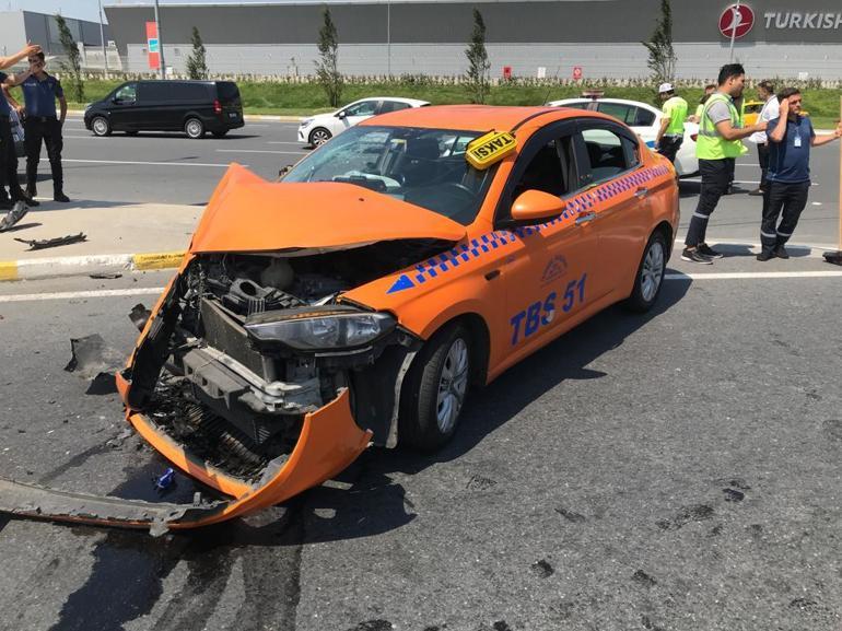 İstanbul Havalimanında cip ve taksi çarpıştı: 3 yaralı
