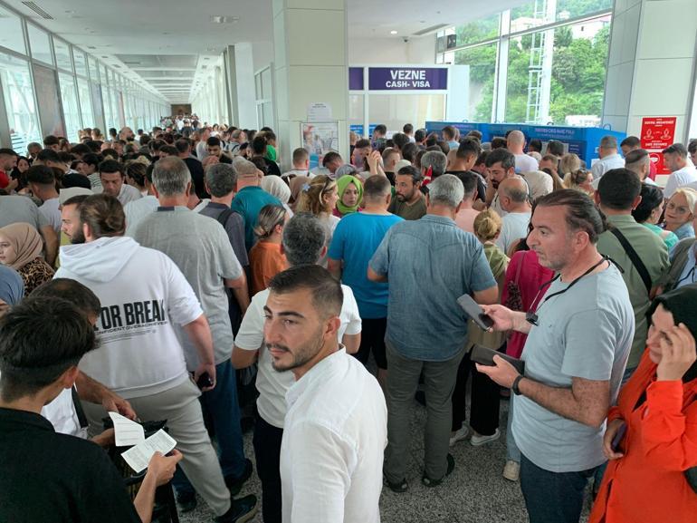 Sarp Sınır Kapısına telefon akını; 15 kilometrelik araç kuyruğu oluştu