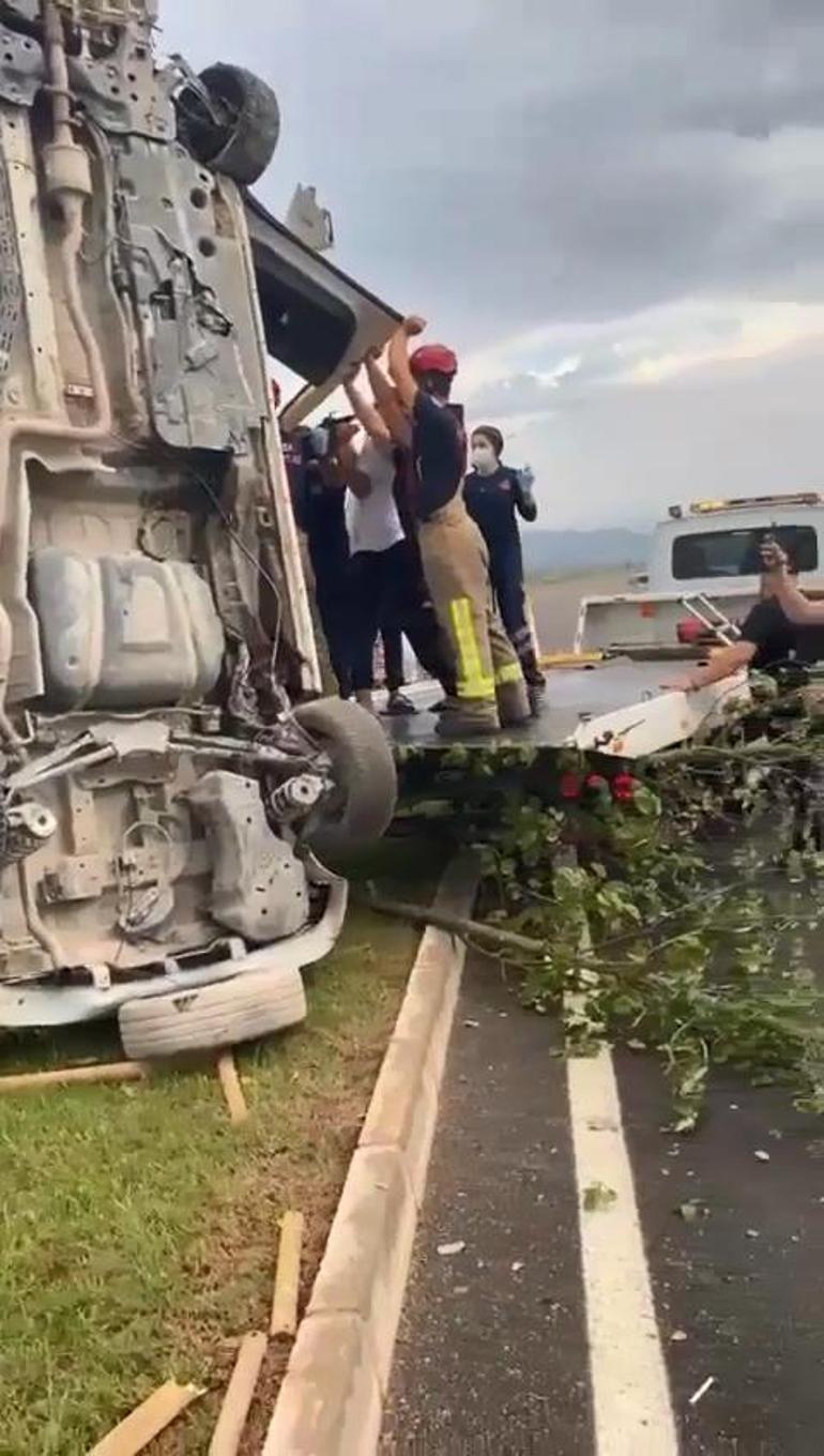 Savrulan kamyonet refüjde dik durdu