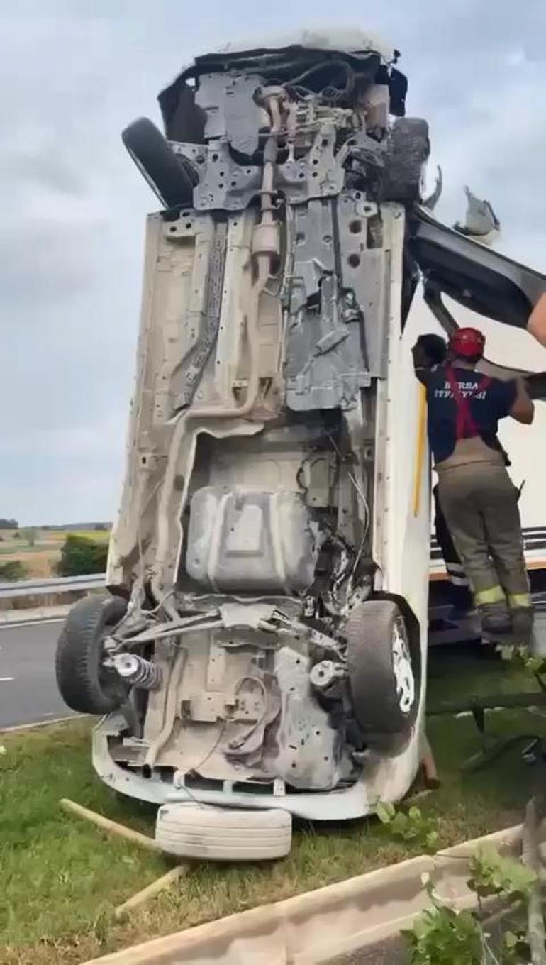 Savrulan kamyonet refüjde dik durdu