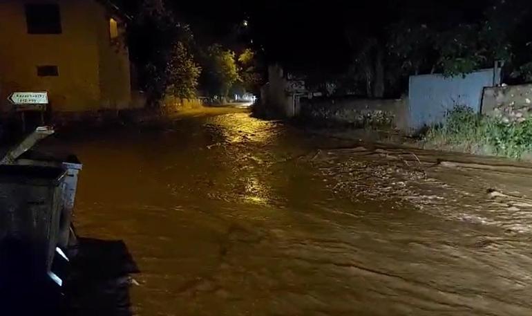 Yağmur suyuyla duş aldı; o anlar kamerada