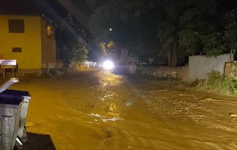 Yağmur suyuyla duş aldı; o anlar kamerada