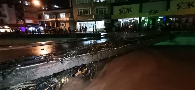 Orduda sağanak; ilçe merkezindeki köprüler geçişlere kapatıldı