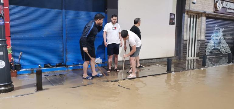Orduda sağanak; ilçe merkezindeki köprüler geçişlere kapatıldı