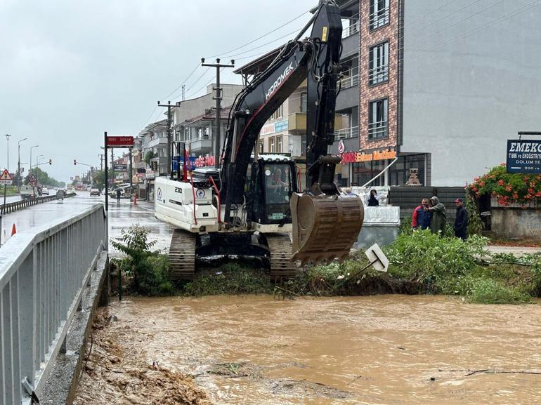 Düzcede sağanak; dereler taştı, evleri su bastı