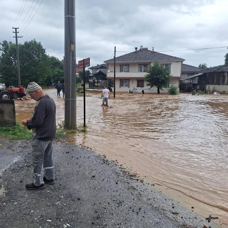 Düzcede sağanak; dereler taştı, evleri su bastı