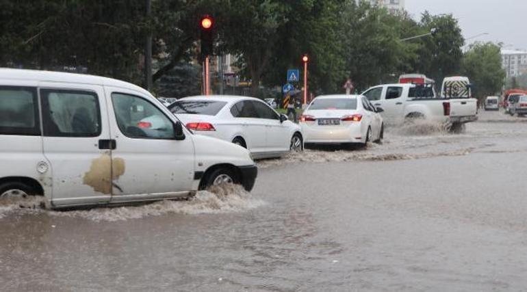 Erzurumda sağanak; yollar ile alt geçitleri su bastı