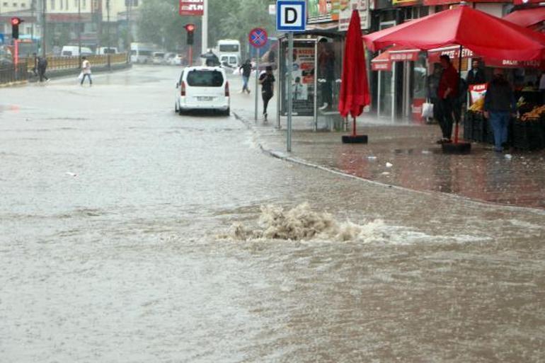 Erzurumda sağanak; yollar ile alt geçitleri su bastı