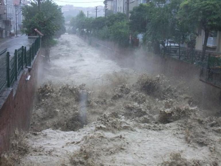 Zonguldakta sağanak; dereler taştı, heyelan oldu