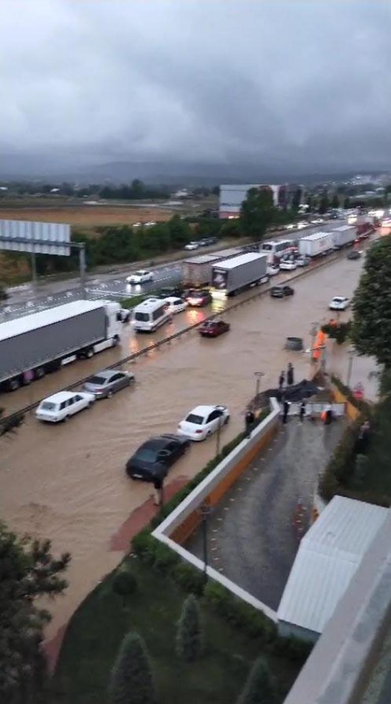 TEM Otoyolunda heyelan sebebiyle Ankara-İstanbul yönü trafiğe kapandı