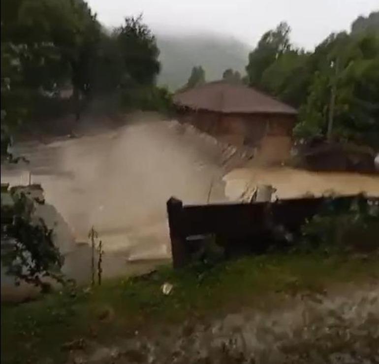 Düzcede sağanak; dereler taştı, evleri su bastı