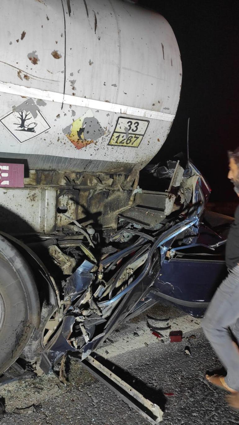 Otomobil, emniyet şeridindeki yakıt tankerine çarptı: 3 ölü