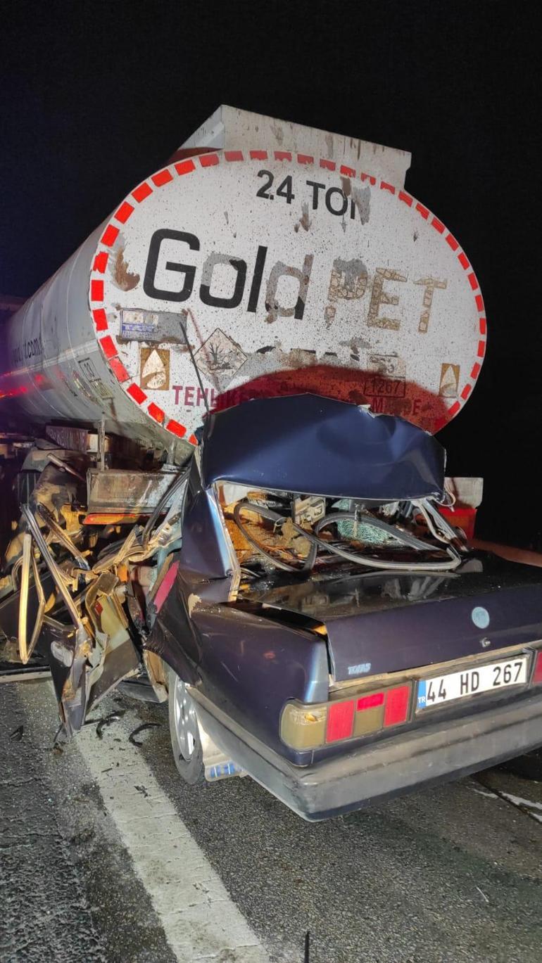 Otomobil, emniyet şeridindeki yakıt tankerine çarptı: 3 ölü